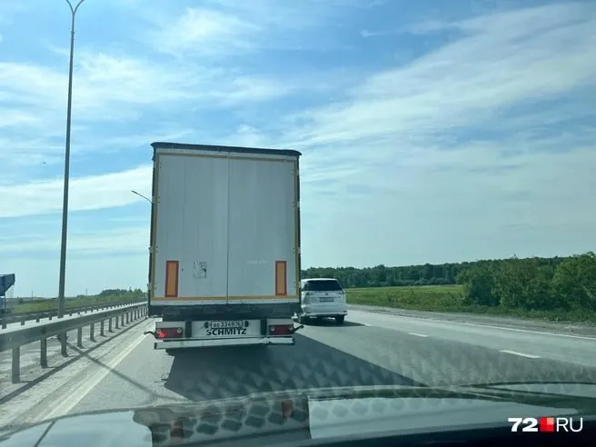 Серьёзные заторы зафиксированы на подъездах к загородным базам и крупным СНТ: трудности замечены на Салаирском тракте, трассе в сторону Боровского и на участке Тюмень–Омск.