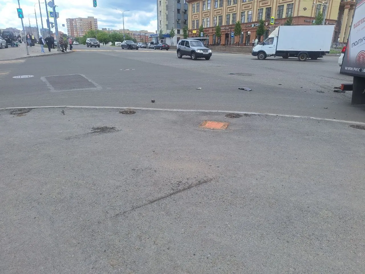 Год назад на чётной стороне перекрёстка сняли ограждения. Житель сообщает, что автомобили часто вылетают на пешеходную зону и просит администрацию объяснить причину и вернуть защитные барьеры.