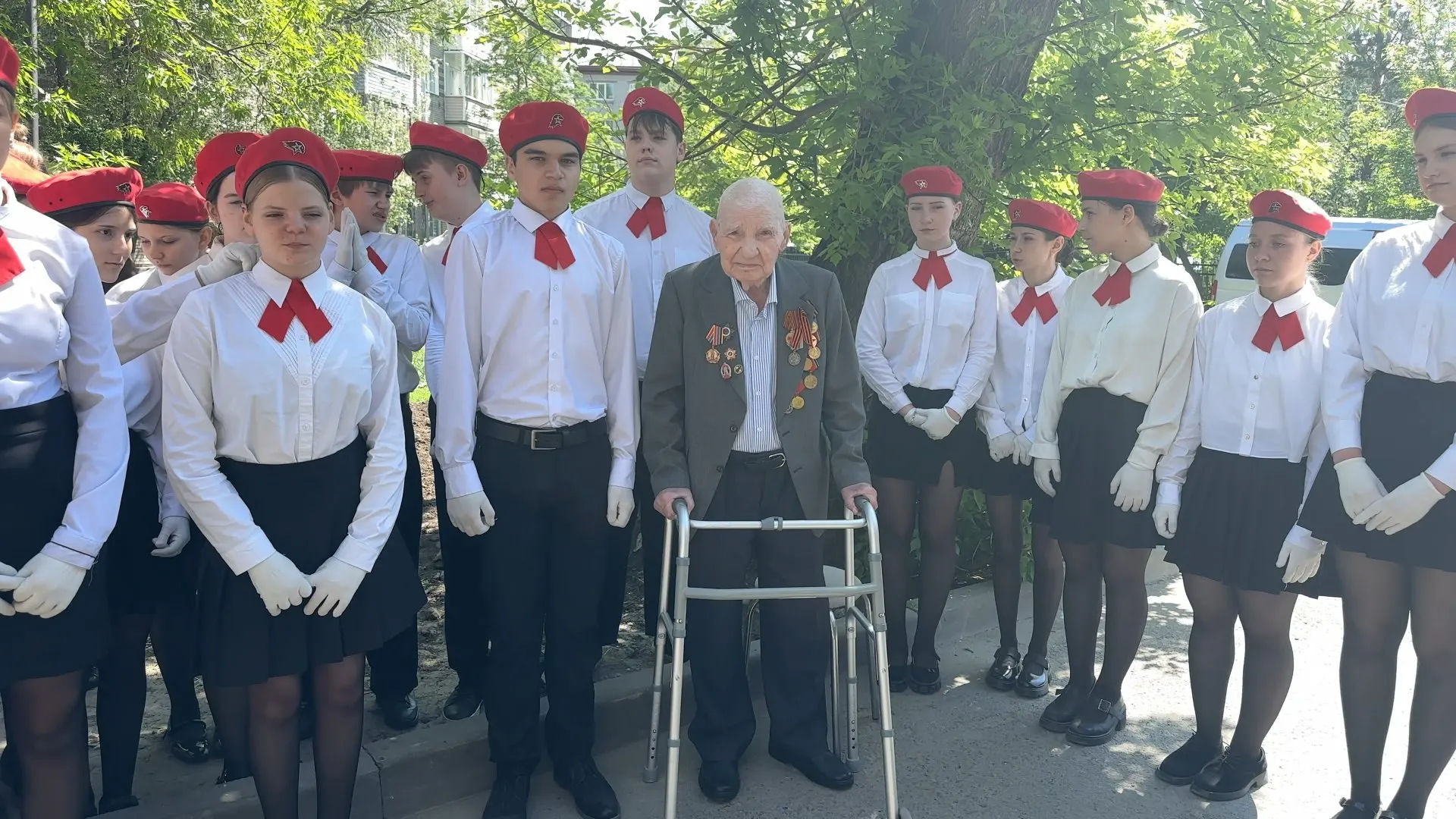 В Алтайском крае ветерану Великой Отечественной войны доставили частицу Вечного огня из Александровского сада. Акция проводится ежегодно и в этом году проходит в десятый раз; организаторы планируют передать пламя сотням ветеранов и использовать его для зажжения мемориалов.