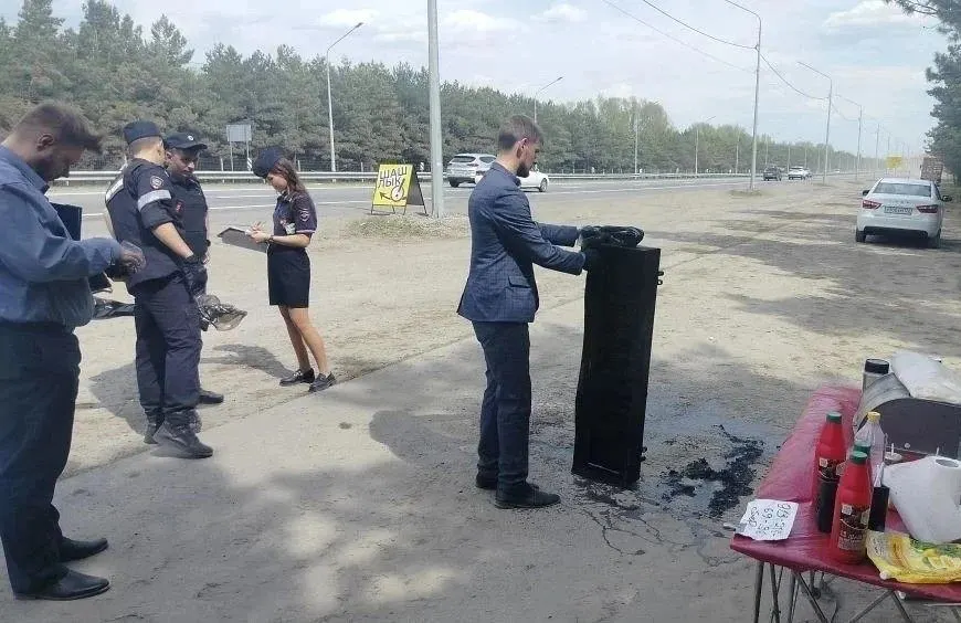 В рейде по точкам уличной торговли в Барнауле проверяющие выявили продажу шашлыка без документов и торговлю ягодами из машин; составлены административные протоколы, изъято оборудование.