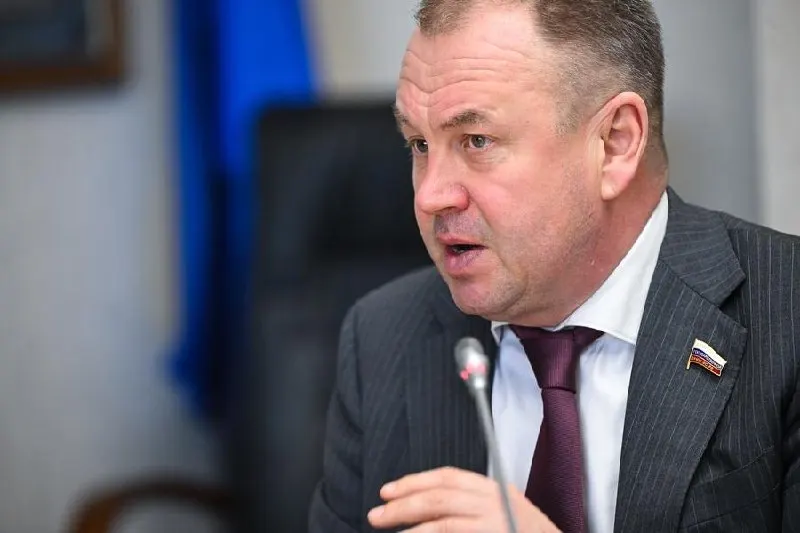 Депутат предложил облагать таксистов, работающих на иномарках, дополнительным региональным сбором — при том, что ранее он критиковал требования по локализации такси как преждевременные и избыточные.