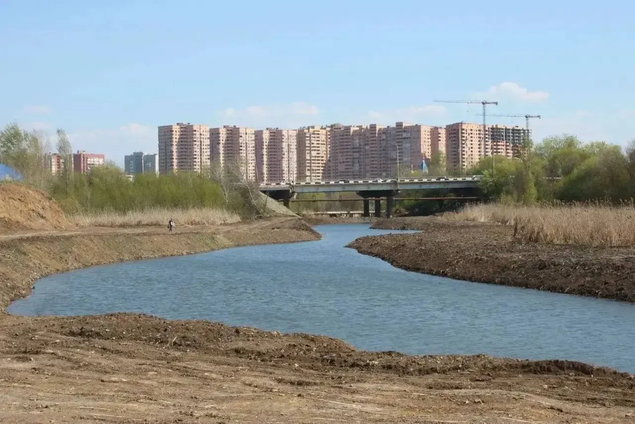 В регионе расчистили 5,6 км балки Темерник и почти половину участка реки Чепрак. Полное завершение работ планируется к 2027–2028 годам; дополнительно обследуют ещё 15 водных объектов.