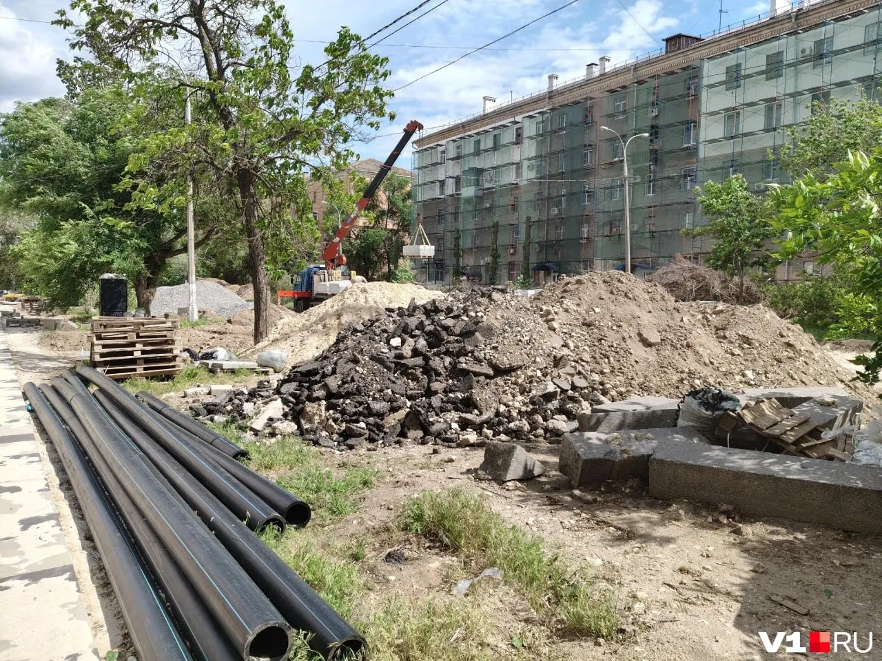 Реконструкция улицы Дзержинского в Тракторозаводском районе затянется до конца 2027 года. Жителям не нравятся вырубка деревьев, заменённые бордюры и необычный цвет фасадов.