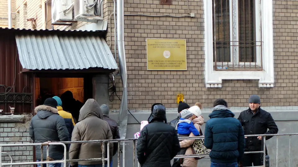 Протокол, подписанный в Душанбе, допускает подготовку таджикских работников по российским программам СПО и проведение дактилоскопии, фотографирования и медосмотров на родине; в Душанбе создадут представительство МВД и координирующую структуру.