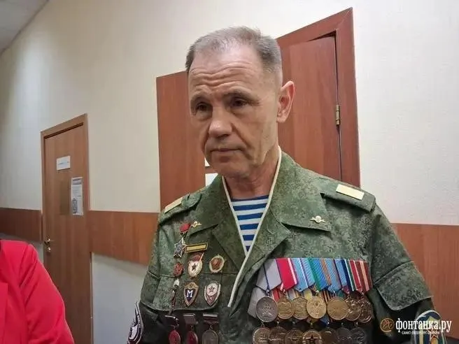 Радион Эсмедляев заявил, что детскую экскурсию приравняли к митингу необоснованно. По его словам, флаг использовали только для фотографий, маршрут был согласован с МВД, а полиция потребовала свернуть флаг и вывела участников без предварительного предупреждения.