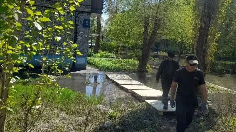 Чиновники сообщили об установке поддонов у нескольких домов на Полтавской улице из‑за затоплений после аварии на коллекторе. Технические детали решения пока не раскрыты.