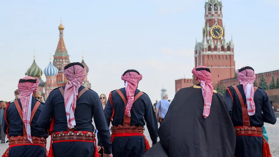 В течение первого года действия туристический налог показал низкую собираемость и высокие издержки администрирования; в Госдуме готовят рекомендации по корректировке системы и не исключают изменений в 2026 году.