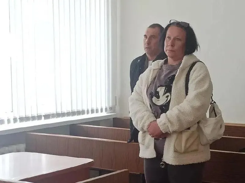 Женщина вместе с сообщником устраивала фиктивные браки, чтобы мигранты получили вид на жительство. После раскрытия схемы им предъявили обвинение в организации незаконной миграции — участникам назначили реальные сроки.