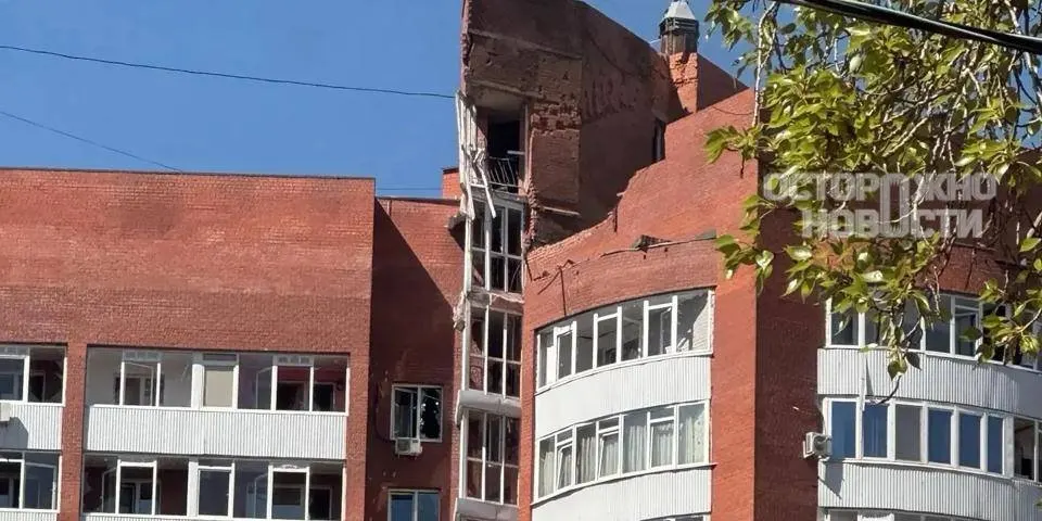 Несколько беспилотников атаковали Перми: один упал на многоэтажный дом, власти несколько часов не комментировали падение и сначала сообщили только об ударе по промышленному объекту.