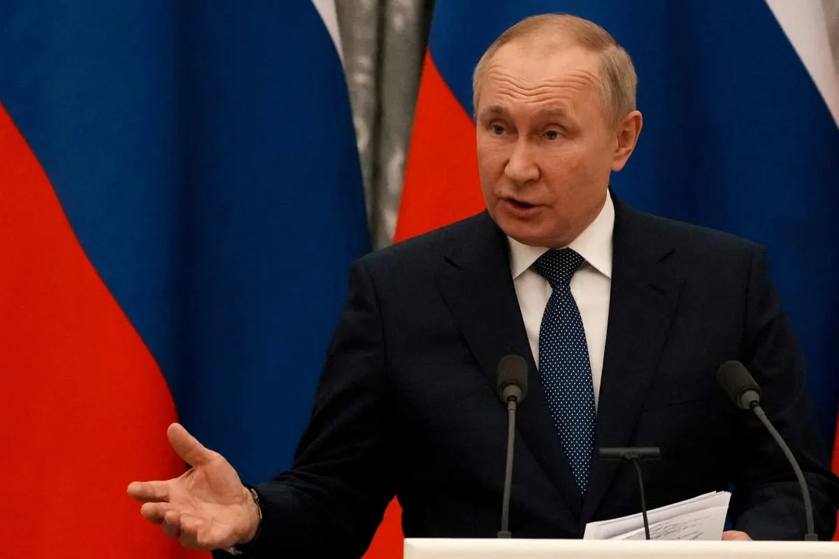 После парада 9 мая президент России неожиданно обратился к президенту Украины как к «господину», что вызвало недоумение и бурную реакцию экспертов — многие усматривают в этом тактику и попытку сменить риторику.