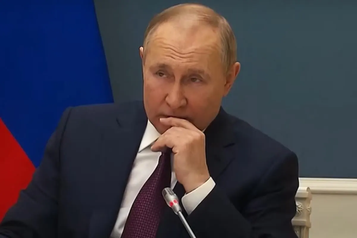 Военные неудачи, удары беспилотников и проблемы с качеством личного состава ставят руководство РФ в положение, где каждый новый шаг ухудшает ситуацию, считают обозреватели.