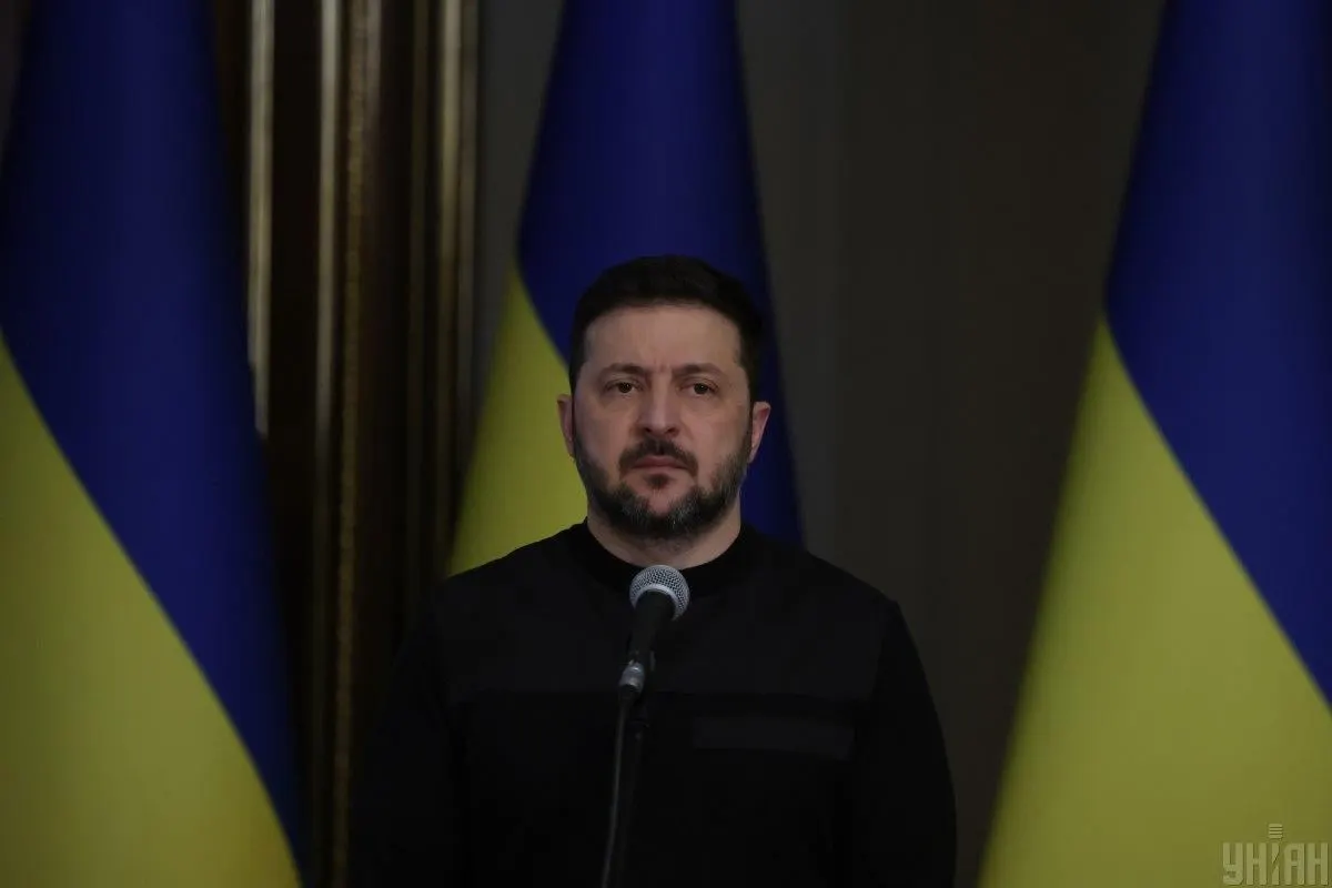 Президент Украины заявил, что российское руководство массово перемещает системы ПВО в столицу, ослабляя оборону отдалённых регионов и открывая возможности для ударов украинских дальнобойных средств. Украина при этом продолжает предлагать дипломатическое урегулирование и перемирие.