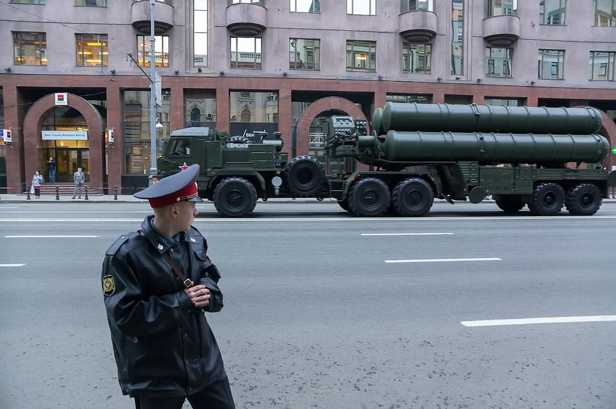 Дальнобойные удары украинских дронов и ракет выявили критическую нехватку средств ПВО у России: её огромная территория становится всё труднее прикрыть, а «ядро» государства оказалось в зоне досягаемости атак.