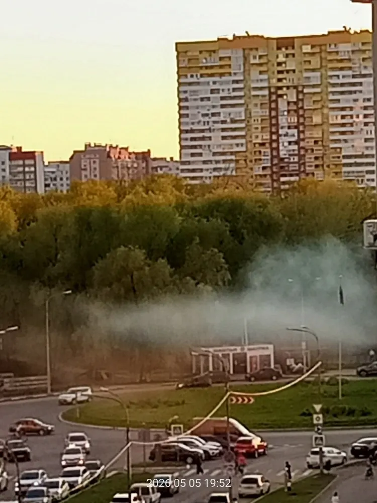 Местные рассказывают о плотном дыме от ближайшей шашлычной: запах сероводорода проникает в квартиры и дубовую рощу, люди опасаются за здоровье и просят вмешательства служб.