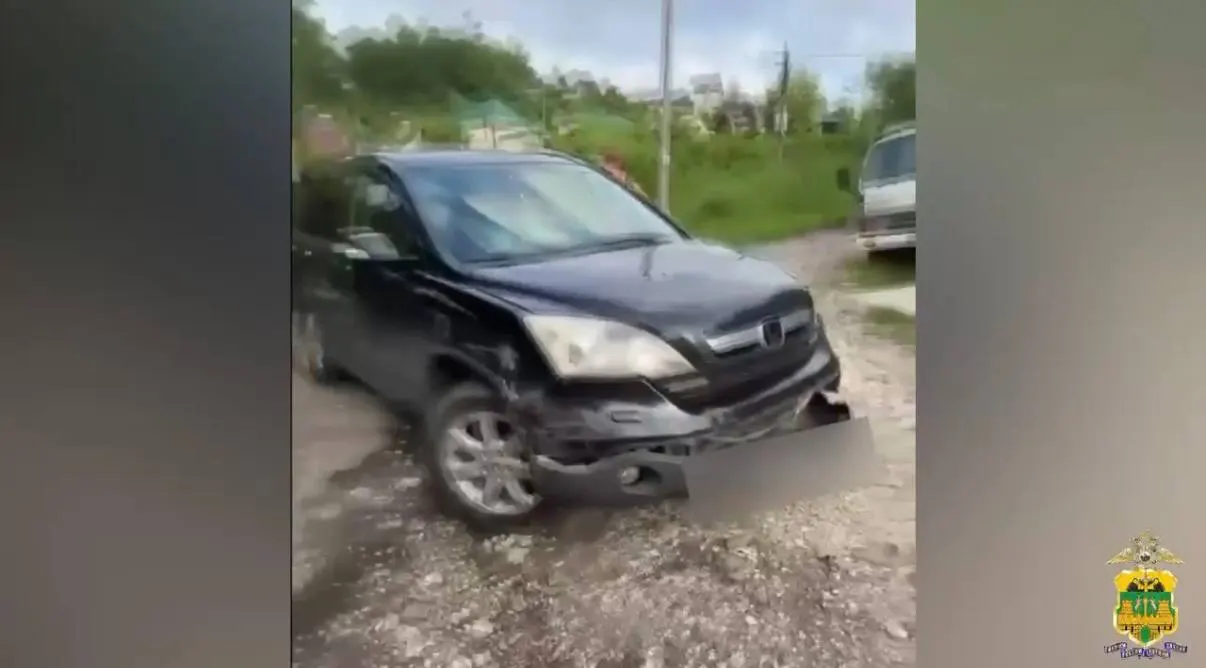 В Сочи пожилой водитель в состоянии опьянения врезался в забор, повредив два автомобиля. Попытка скрыться не удалась — его быстро установили и задержали неподалёку.