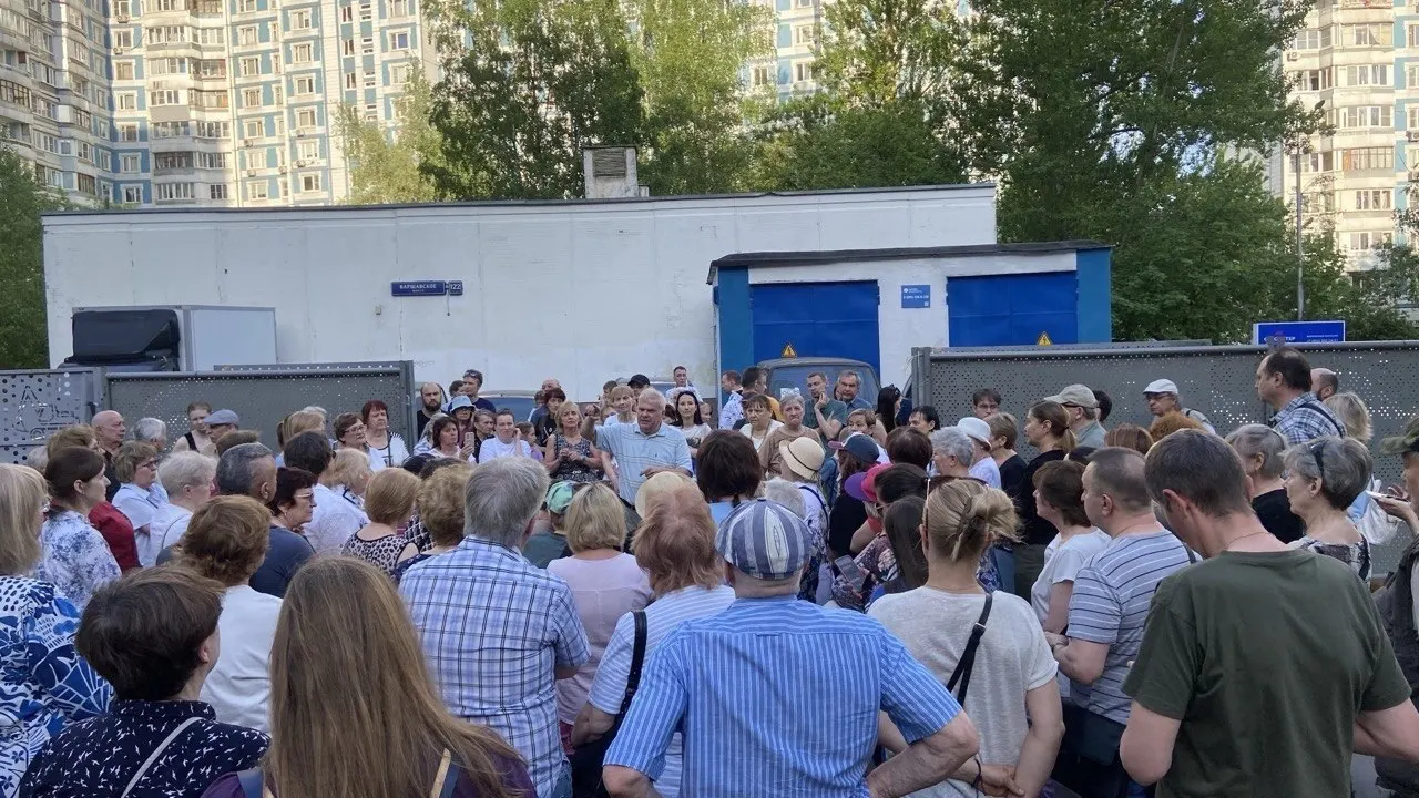 19 мая жители дома на Кировоградской улице провели сход против строительства крупного катка во дворе: по их словам, рабочие уже снесли «народную» спортплощадку и подготовили участок под новый объект, что вызвало опасения по поводу доступа к двору, вырубки деревьев и шума.