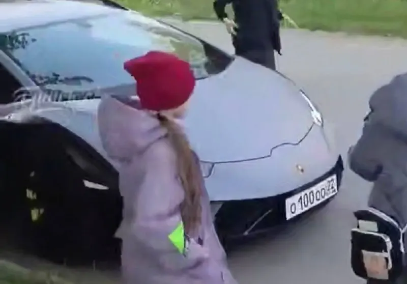 В Бийске обнаружили дорогой внедорожный суперкар с номером О 100 ОО 22, который ранее связывали с автомобилем бывшего губернатора Алтайского края. По открытым данным, этот знак должен быть зарегистрирован на ВАЗ-2107, однако в доступных снимках фигурирует только Lamborghini.