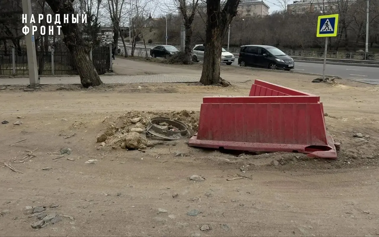 Прокуратура Бурятии намерена проверить состояние проезжей части и пешеходных зон после жалобы активистов: в центре города остаются раскопки, ямы и сильная пыль.