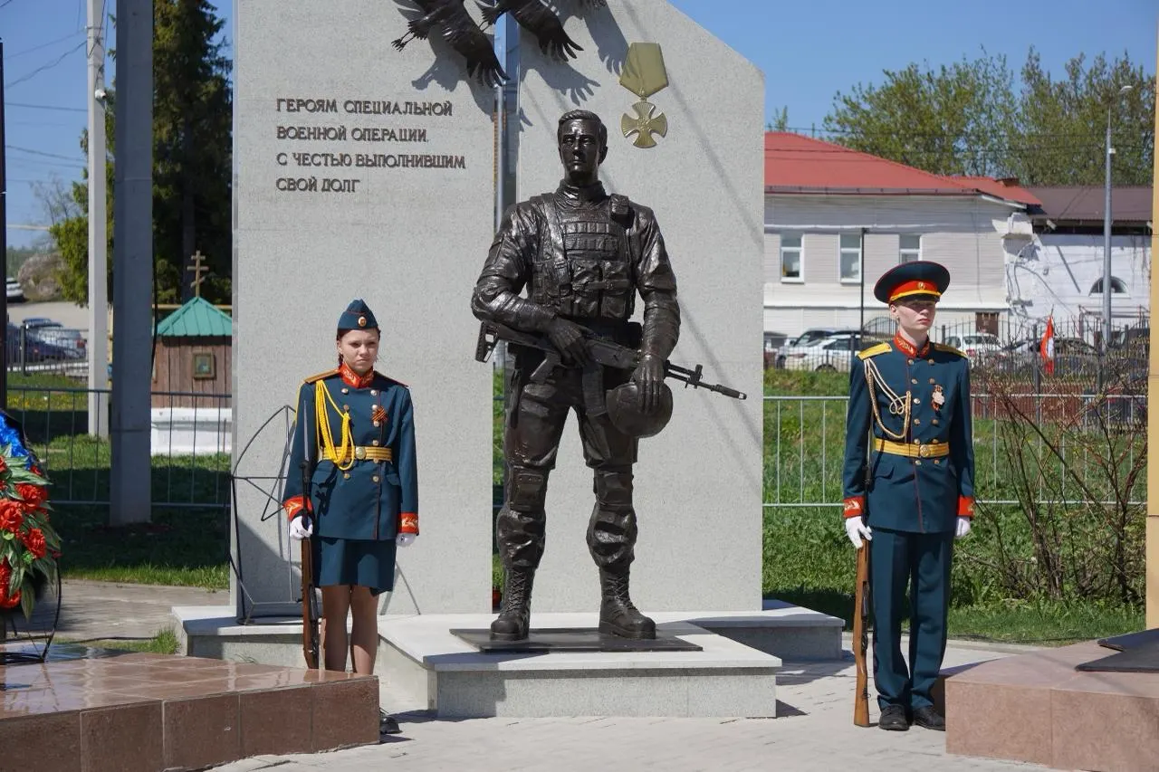 На Аллее Памяти в Красноуфимске открыт первый в городе памятник местным жителям, погибшим в ходе боевых действий. Аналогичный монумент планируют поставить и в Екатеринбурге после проведённого конкурса эскизов.