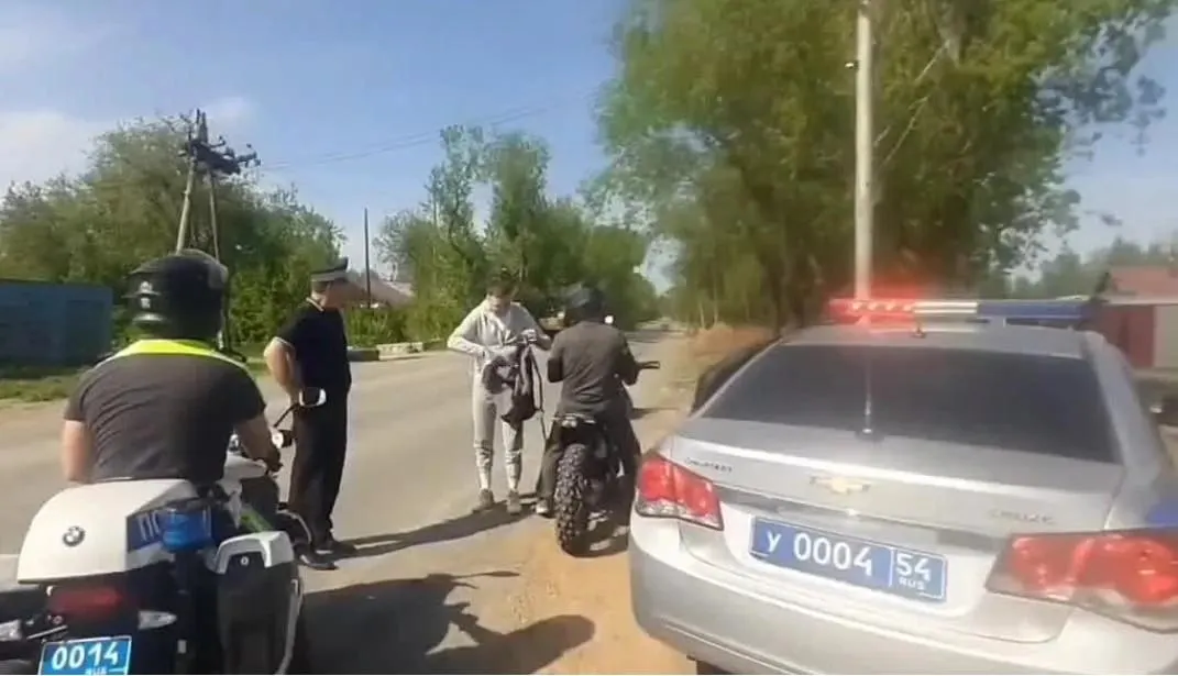 Во время рейда сотрудники ГАИ совместно с инспектором ПДН и отделом организации дорожного движения обнаружили двух несовершеннолетних на мотоциклах; на родителей одного составили административный материал. Полиция напомнила о запрете допускать детей к управлению транспортом и призвала не оставлять ключи в доступных местах.