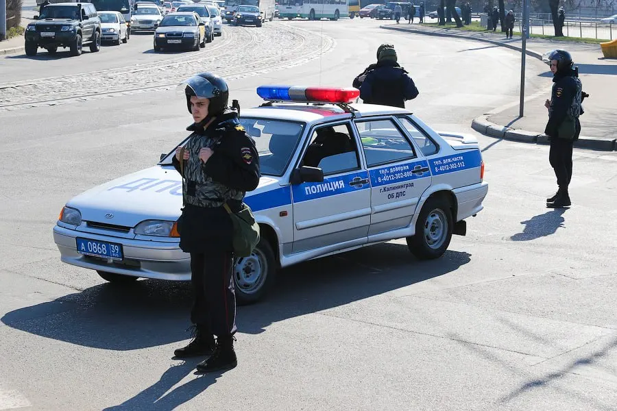 Региональное министерство заявило, что дополнительных выплат сотрудникам полиции не будет: бюджет дотационный и в первую очередь предназначен для социальных обязательств. Ранее ежемесячные доплаты в регионе составляли 3–5 тысяч рублей.