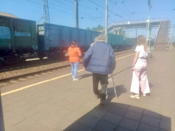 Мужчину, дезориентированного после инсульта в селе Кинель-Черкассы, опознали волонтёры и родственники. Совместно с соцслужбами и работниками РЖД его доставили в Жуковский — 22 мая он вернулся к 84‑летней матери.