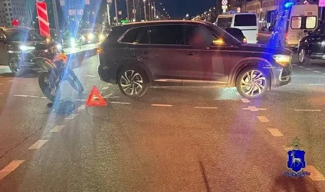 16-летний водитель незарегистрированного мотоцикла проехал перекрёсток на красный свет и столкнулся с Geely: водитель госпитализирован, пассажир лечится амбулаторно.