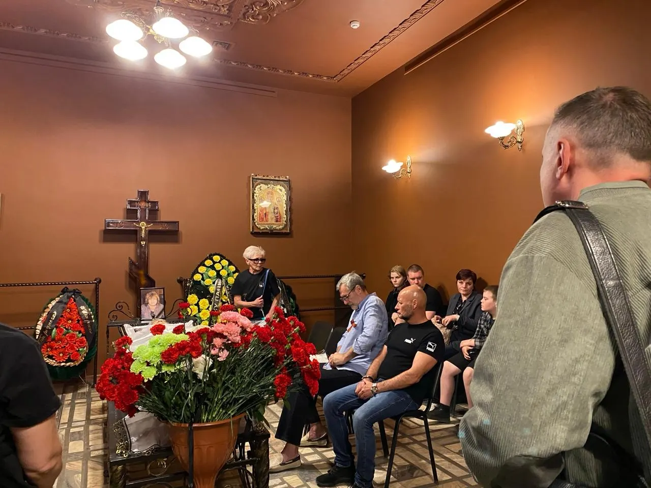 В Барнауле прошли похороны бывшего солиста группы «Земляне». Родные, коллеги и поклонники пришли проводить музыканта в последний путь и вспоминали его как бунтаря с мягким сердцем.