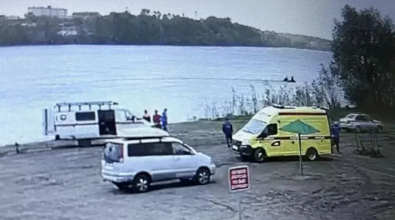11 мая в Бийске женщина упала с коммунального моста в утреннее время; её тело обнаружили спасательные службы, проводится проверка обстоятельств.