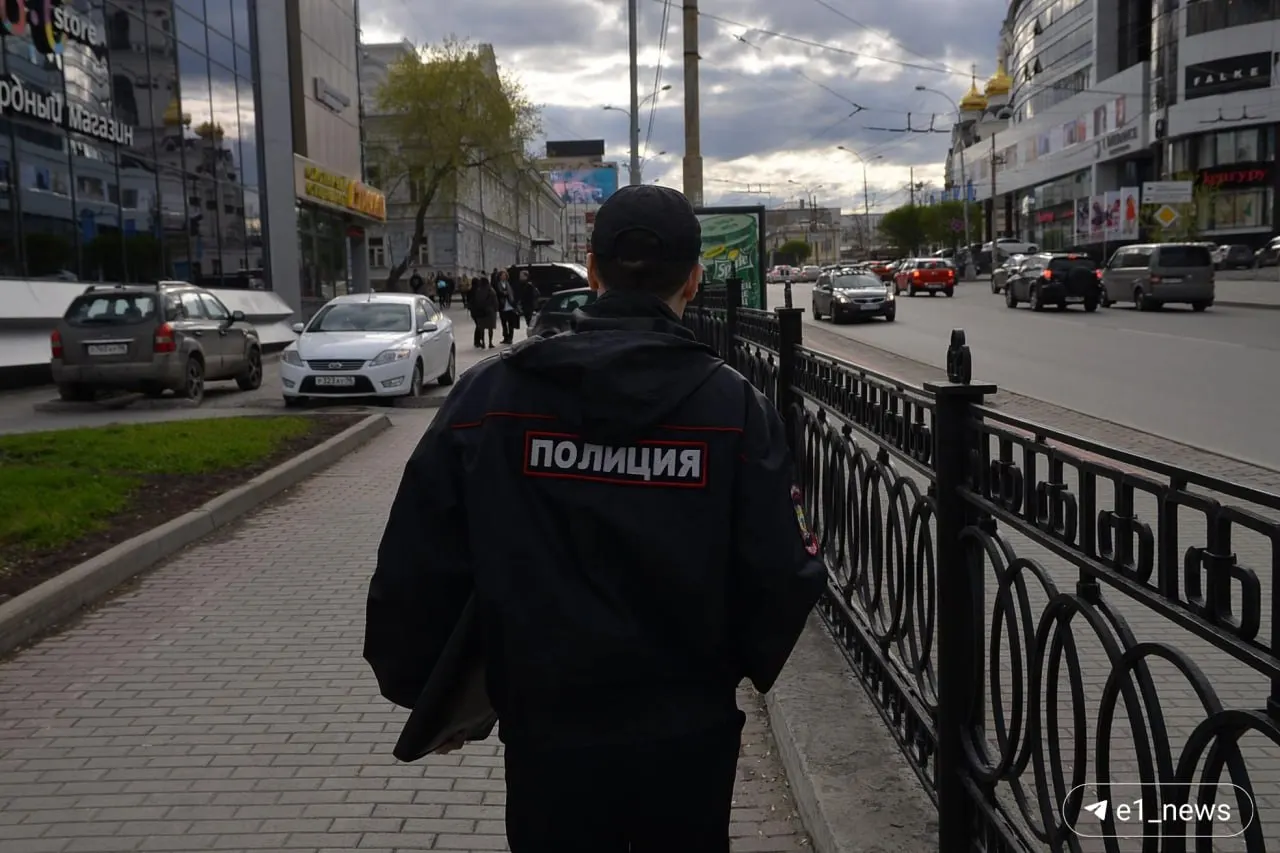 Девушка, уверявшая, что трудится на страховую компанию, собирала деньги с потерпевших; полицейские изъяли 700 тыс. руб., пенсионеры потеряли свыше 3,5 млн руб., возбуждено дело о мошенничестве в особо крупном размере.