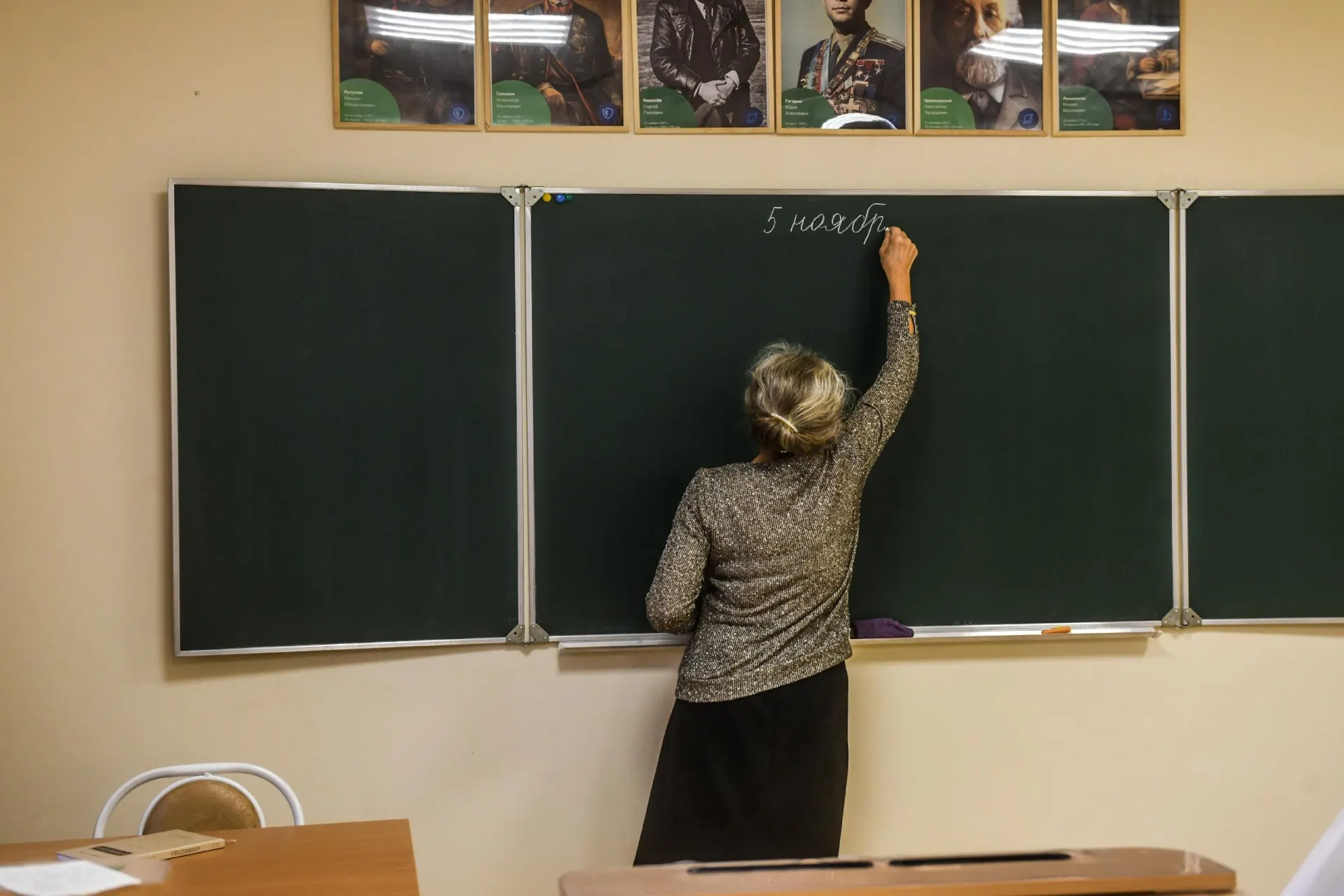 Подросток запустил фальшивый аккаунт, чтобы дискредитировать преподавательницу после низкой оценки. Женщина уволилась и переехала, уголовного дела против школьника не возбудили.