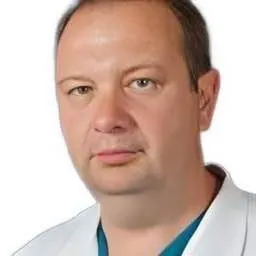 Торакальный хирург Андрей Менг представлен коллективу в качестве главного врача областного онкодиспансера. У него около 30 лет стажа, примерно 4 тысячи операций; за последние годы в диспансере часто менялось руководство.
