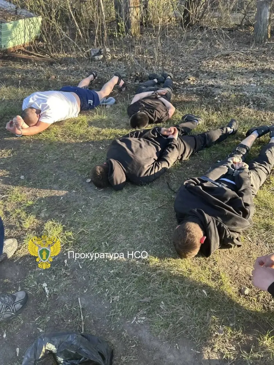 Трое молодых людей обвиняются в попытке особо крупного мошенничества: им вменяют участие в схеме, когда пожилому мужчине предлагали перевести сбережения на «безопасный счёт».