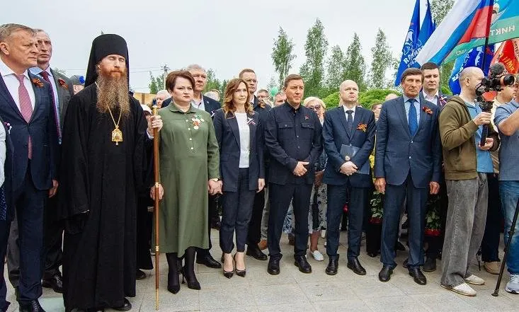 На церемонии в Великих Луках присутствовал полпред, правительство региона представляла вице‑губернатор. По данным полпредства, установку памятника профинансировали местные предприятия; подобные монументы, как отмечают в ведомстве, ставят по инициативе президента.