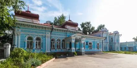 Капремонт дома Карим‑бая на улице Максима Горького завершён; официальное открытие Центра татарской культуры запланировано на 30 мая — в программе создание «Сада Нации», обновлённая экспозиция и сухой фонтан.
