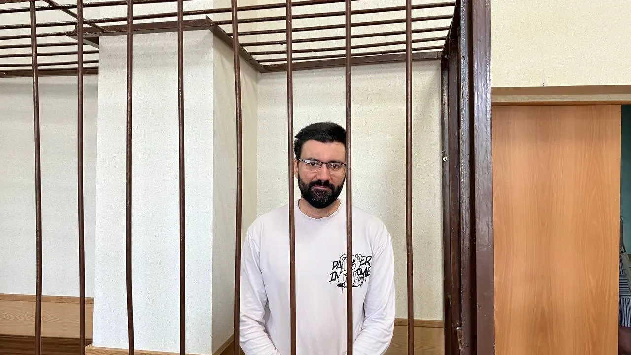 В Железнодорожном суде Рязани начались слушания по делу бывшего главного редактора регионального издания: ему вменяют финансирование «экстремистской организации» из‑за доната в 300 рублей, а следствие использовало грустный эмодзи как одно из доказательств.