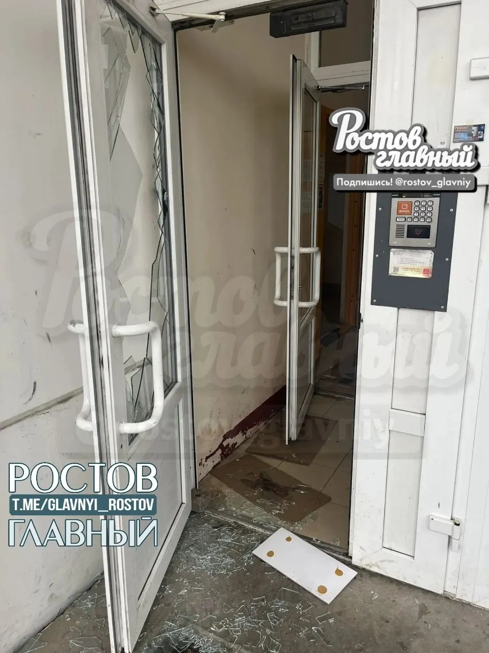 На Жданова, 11 двое мужчин пытались проникнуть в квартиру без ключа, в результате разбили стекло. По информации, злоумышленники заранее сняли жильё на сутки; их сейчас разыскивают.