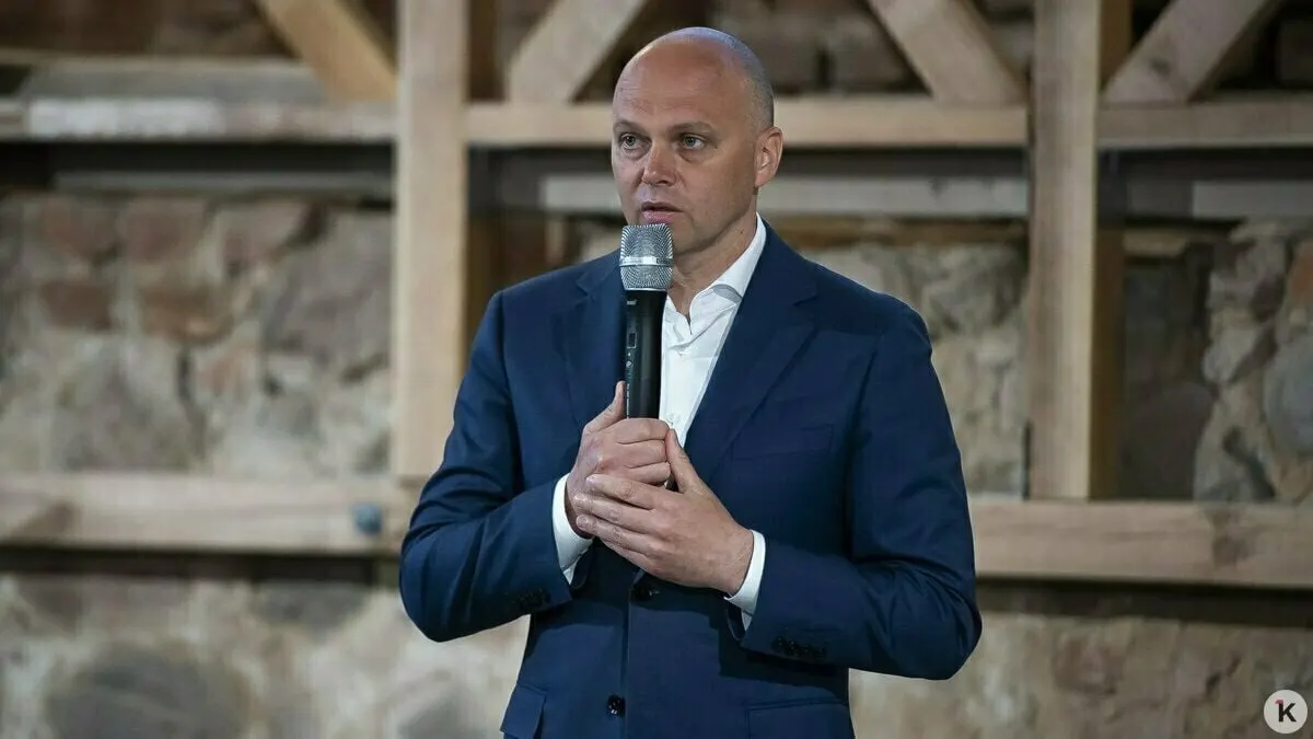 Губернатор региона заявил, что сначала необходимо навести порядок — ограничить скорость и упорядочить стоянки. Вопрос возможного запрета будет рассматриваться, если меры не дадут результата; тему обсудят на комиссии по безопасности дорожного движения.