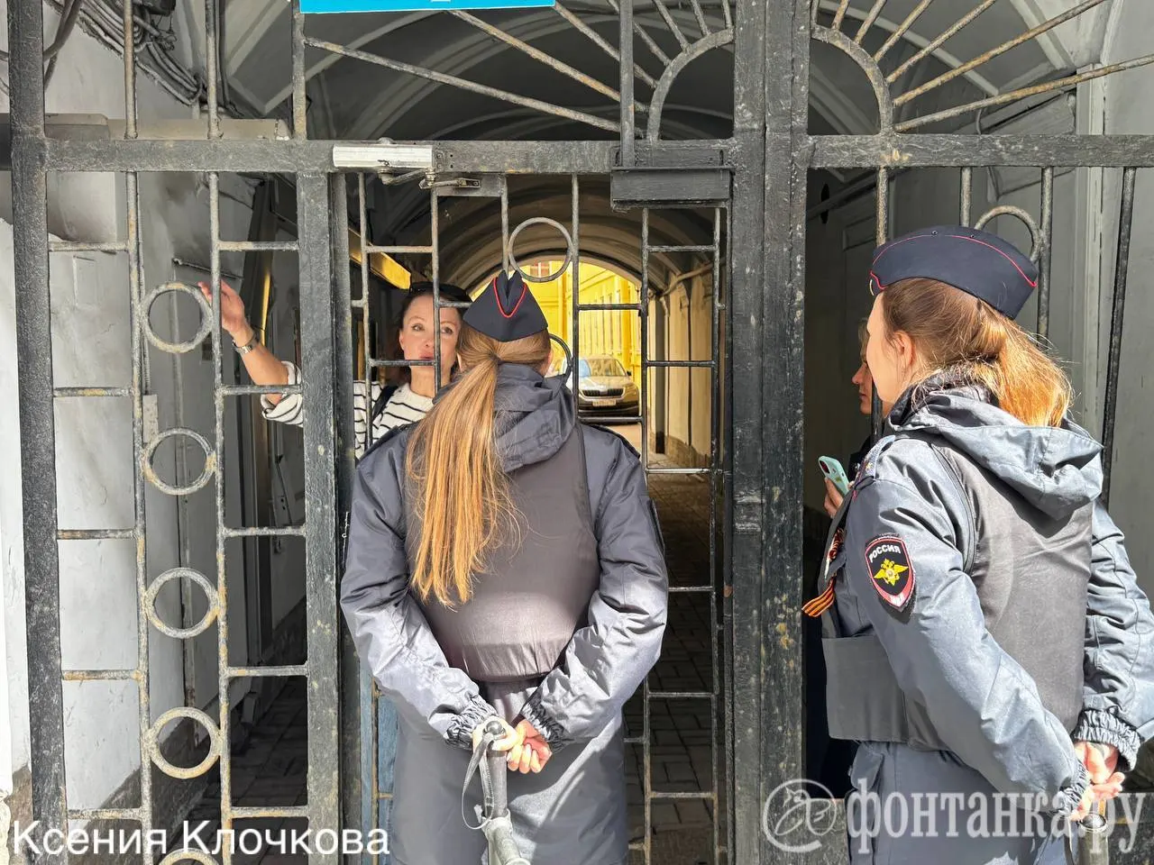 Во время прохода колонн жильцы нескольких домов оказались временно заперты: выход из дворов был закрыт до окончания мероприятия.