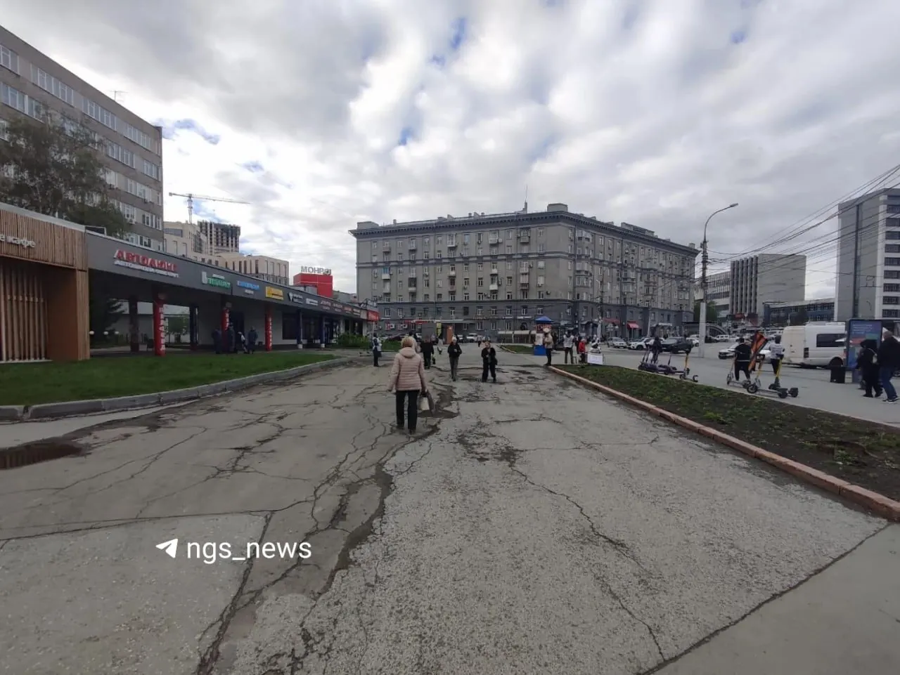 В этом году начнётся ремонт площади Калинина: обновят тротуары и ливнёвки, восстановят газон и заменят остановку на Дуси Ковальчук, 186. Задержку объясняют изменением формата экспертизы и необходимыми согласованиями.