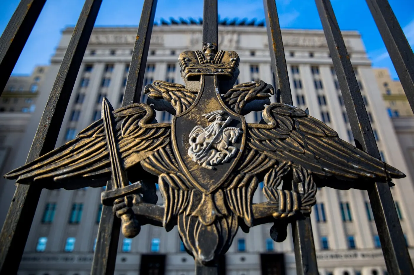 Военное ведомство сообщает о 8970 нарушениях режима прекращения огня и ударах дронами и артиллерией по позициям и гражданским объектам; по его данным, российские подразделения с полуночи 8 мая соблюдают перемирие.