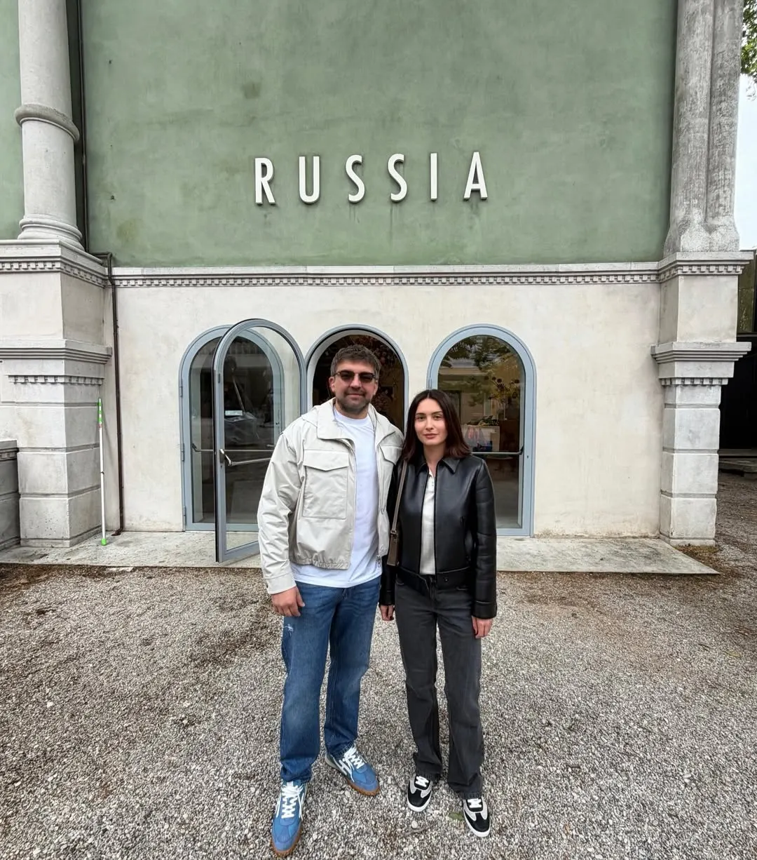 Рэпер Баста побывал на открытии российского павильона в рамках предпоказа; участие России в биеннале вызвало критику и проверку на соответствие санкциям ЕС.