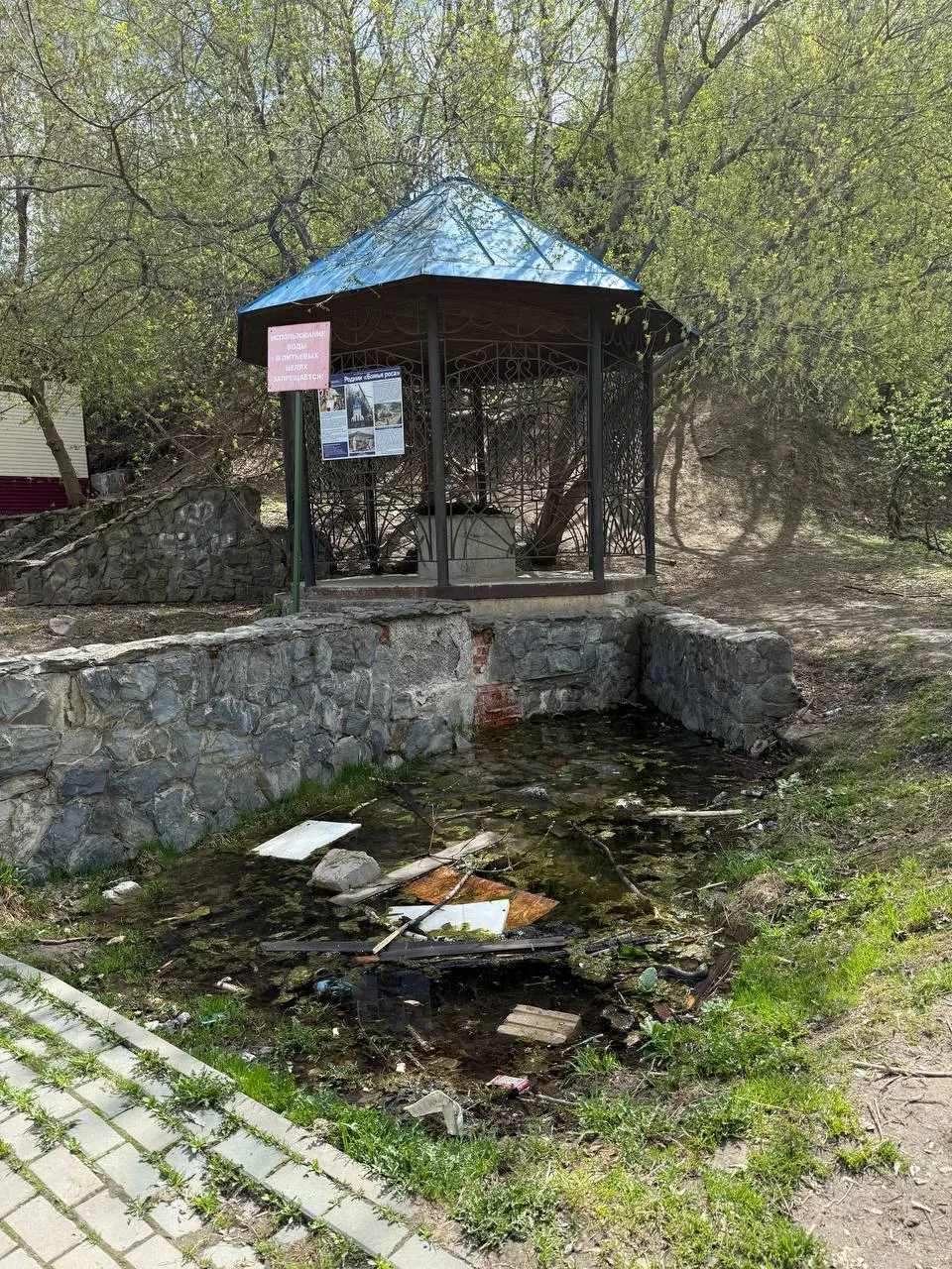 Местные жители сообщили, что после работ по водоотведению вода перестала уходить из родника в переулке Островского, образовалось подтопление и разрушилась облицовка. Просят коммунальные службы очистить ливнёвку.