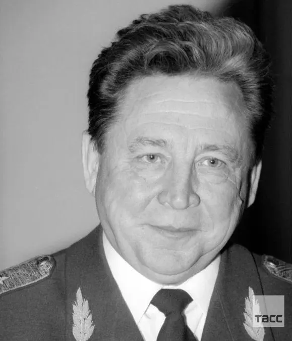 Тело 87‑летнего Станислава Петрова обнаружено 2 мая в его квартире в Москве; рядом найден пистолет, предварительная версия — самоубийство. Медицинские службы сообщают о смерти после тяжёлой болезни.