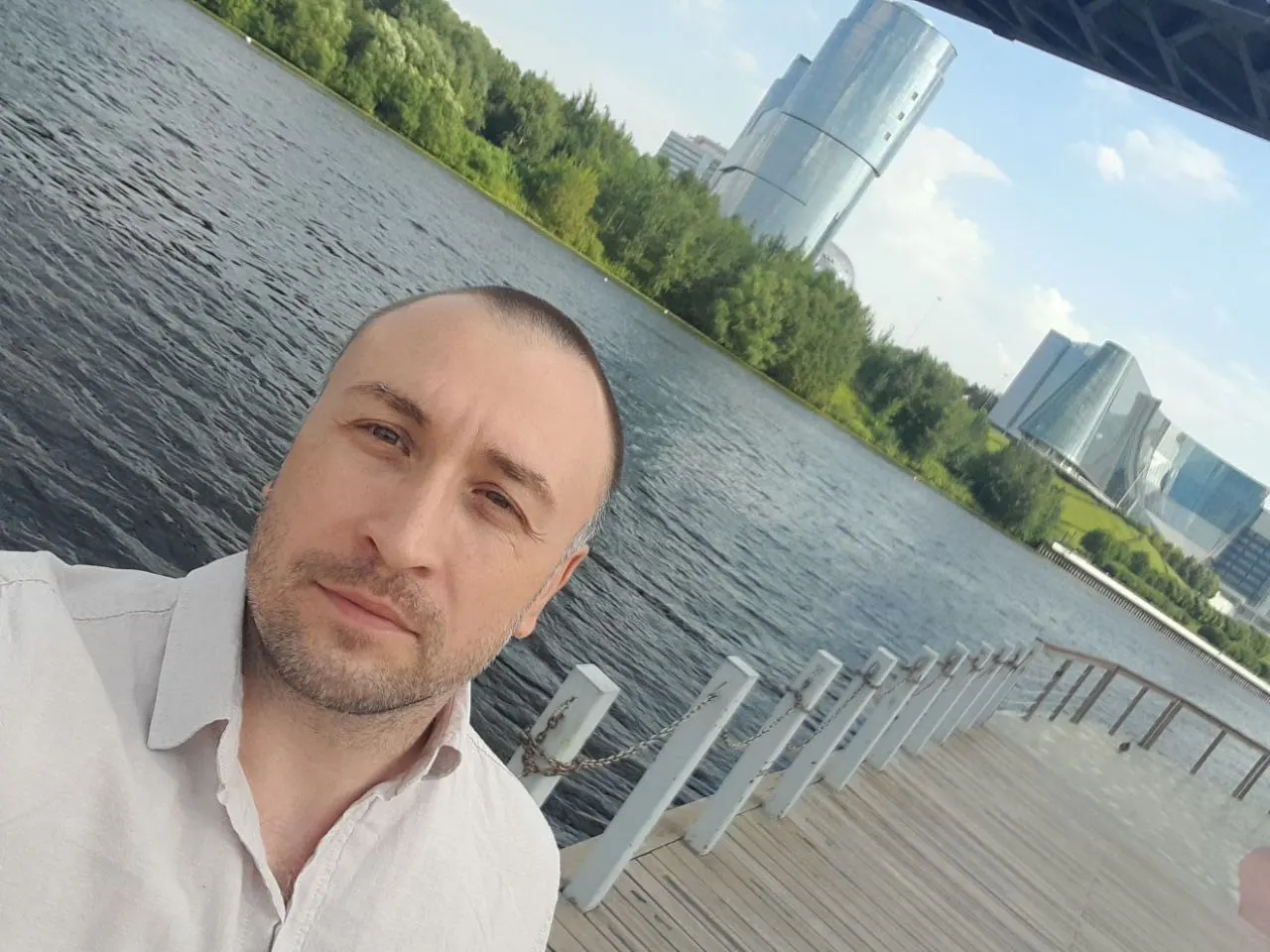 По словам матери, Максима Овчинникова обнаружили в следственном изоляторе Краснодара. Родственница утверждает, что его неоднократно арестовывали, при обыске избивали и несколько раз переводили между изоляторами; ранее его местонахождение было неизвестно.