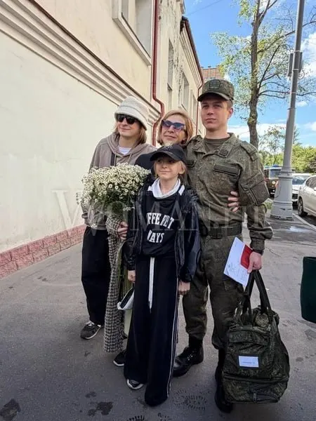 27‑летний актёр после службы в Семёновском полку вернулся домой в звании младшего сержанта; мать и директор отмечают, что он заметно повзрослел.