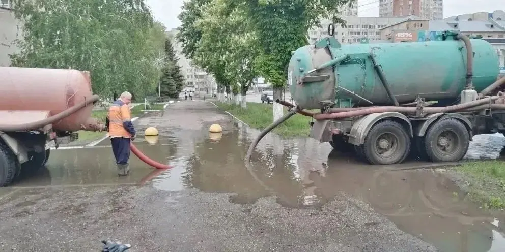 Жители Энгельса (Саратовская область) жалуются на затопление улиц и дворов нечистотами после обрушения коммунального коллектора. В городе отключили воду, жители боятся пользоваться кранами, а аварийные службы не справляются с откачкой.