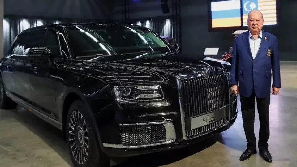 Султан Малайзии покинул Россию на российском лимузине Aurus Senat, назвав это «особой честью». Неясно, куплен ли автомобиль или получен в подарок. Парад Победы в Москве прошёл коротко и без военной техники, гостей было немного.