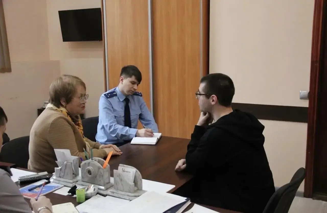 Во время визита в СИЗО‑1 28 апреля омбудсмен Свердловской области встретилась с арестованными. По её словам, многие просят отпустить их на «спецоперацию»; решение о направлении зависит от следствия и военкомата. Также обсуждались вопросы медикаментов и благоустройства учреждения.