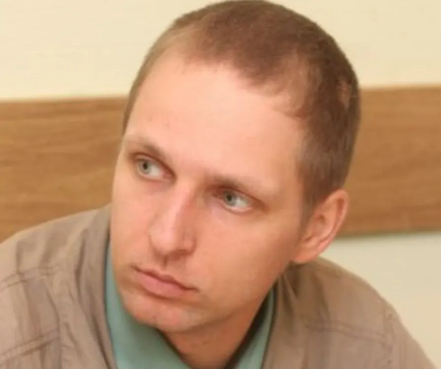 Иван Васильев, псковский общественник и фельдшер, отправился в зону боевых действий в качестве военного медика и погиб спустя две недели; ранее он был известен предложениями по вопросам здравоохранения на региональном портале.